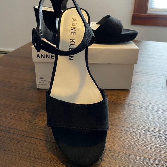 Anne Klein. Peony. Black. Size 10